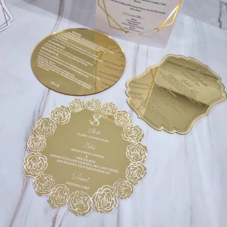 Lets EAT ! 🍽 
What do guests love more than receiving a luxurious invitation to a wedding?  MENUS
--because who doesn't wanna find out what they're going to eat when they arrive!? 😋

We have a wide range of different designs to offer and we custom make to order. 
Choose between having a few per table or 1 menu per guest.
**Personalized guest names available
***Available in paper, acrylic or velvet!🤩
