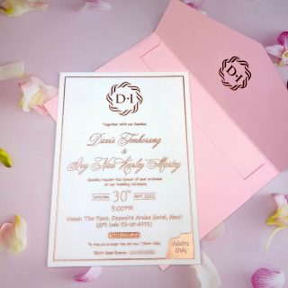 You probably can't tell this is a white VELVET invitation, but you sure can FEEL it! 💌
Printed with Rose Gold foil 💌🤍 Available in several colours of velvet and foil 😉
.
DM us for enquiries!
.
.
#velvet #velvetinvitations #velvetcard #velvetwedding #weddinginvitesupplier #weddinginvitation #luxuryinvitations #luxuriousinvitations #suedeinvitation #moderninvitation #moderninvitations #trendyinvitations #weddingplanners #weddingplanning #weddingstylist
